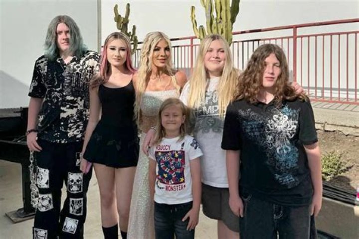 Tori Spelling with her kids