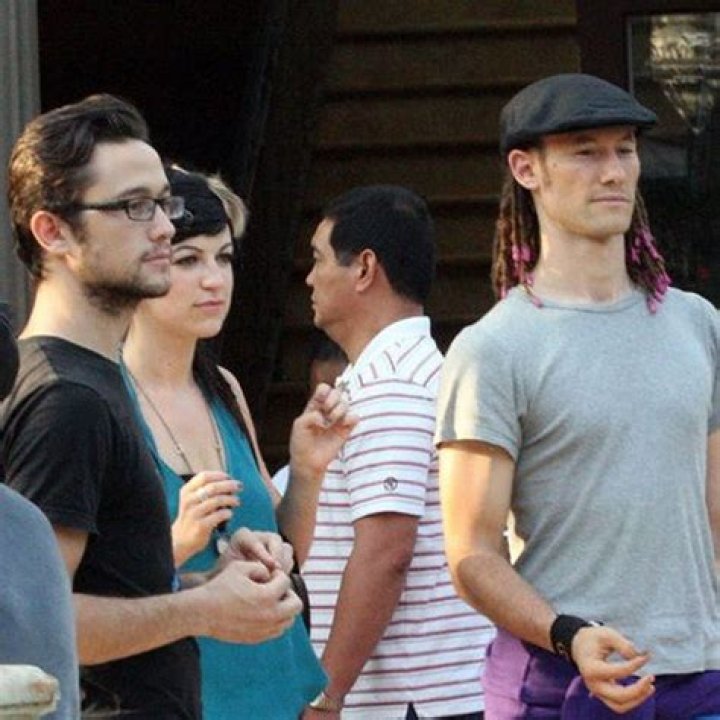 TRAGIC! Joseph Gordon-Levitt's Brother, Dan, Died Suddenly At 36 – Hollywood Life