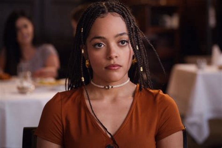 TRINKETS (L to R) QUINTESSA SWINDELL as TABITHA, KIANA MADEIRA as MOE TRUAX, and BRIANNA HILDEBRAND as ELODIE DAVIS in episode 202 of TRINKETS Cr. COURTESY OF NETFLIX &copy; 2020