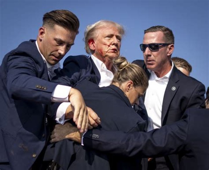 Trumps Accused Of Photoshopping Xmas Card As People Claim They Used Old Pic Of Donald