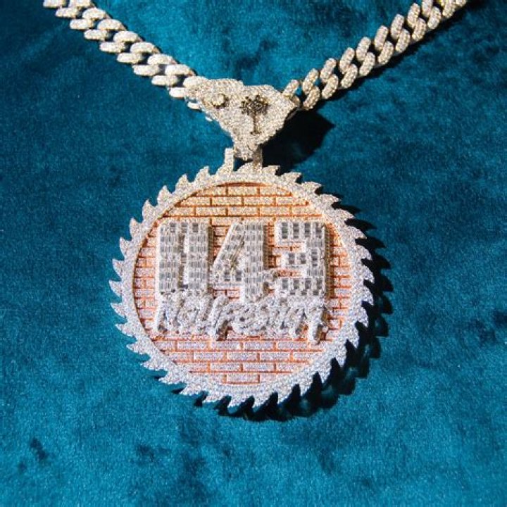 Tyga Gifts Avril Lavigne With Custom Diamond Chain – Hollywood Life
