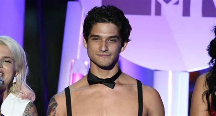 Tyler Posey: ‘Teen Wolf’ Star Strips Down At MTV Fandom Awards — Pics