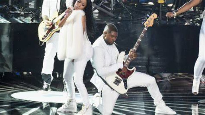 Usher Slaps Nicki Minaj’s Butt On Stage At The VMAs – Hollywood Life
