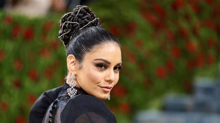 Vanessa Hudgens Wears Black Bra & Skirt At 2022 CFDA Awards: Photos – Hollywood Life