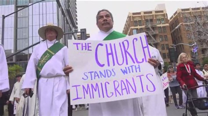 [VIDEO] Fashion Celebrities Who Are Immigrants Protest Trump’s Muslim Ban: WATCH – Hollywood Life