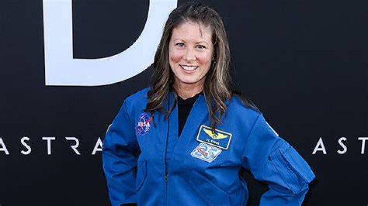 Who Is Tracy Dyson? 5 Things About The NASA Astronaut – Hollywood Life