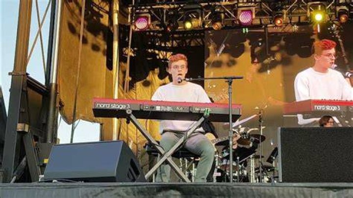 Who Is Walker Burroughs? 5 Things About ‘American Idol’ Contestant – Hollywood Life
