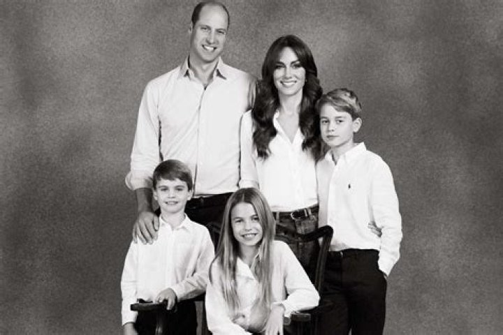 Why She Wasn’t in Family Christmas Photo – Hollywood Life