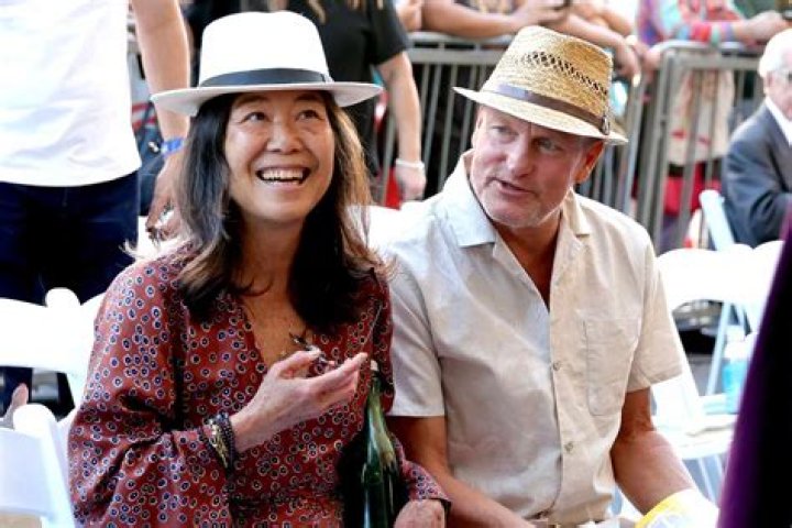 Woody Harrelson & Wife Attend &lsquo;The Hunger Games&rsquo; Premiere