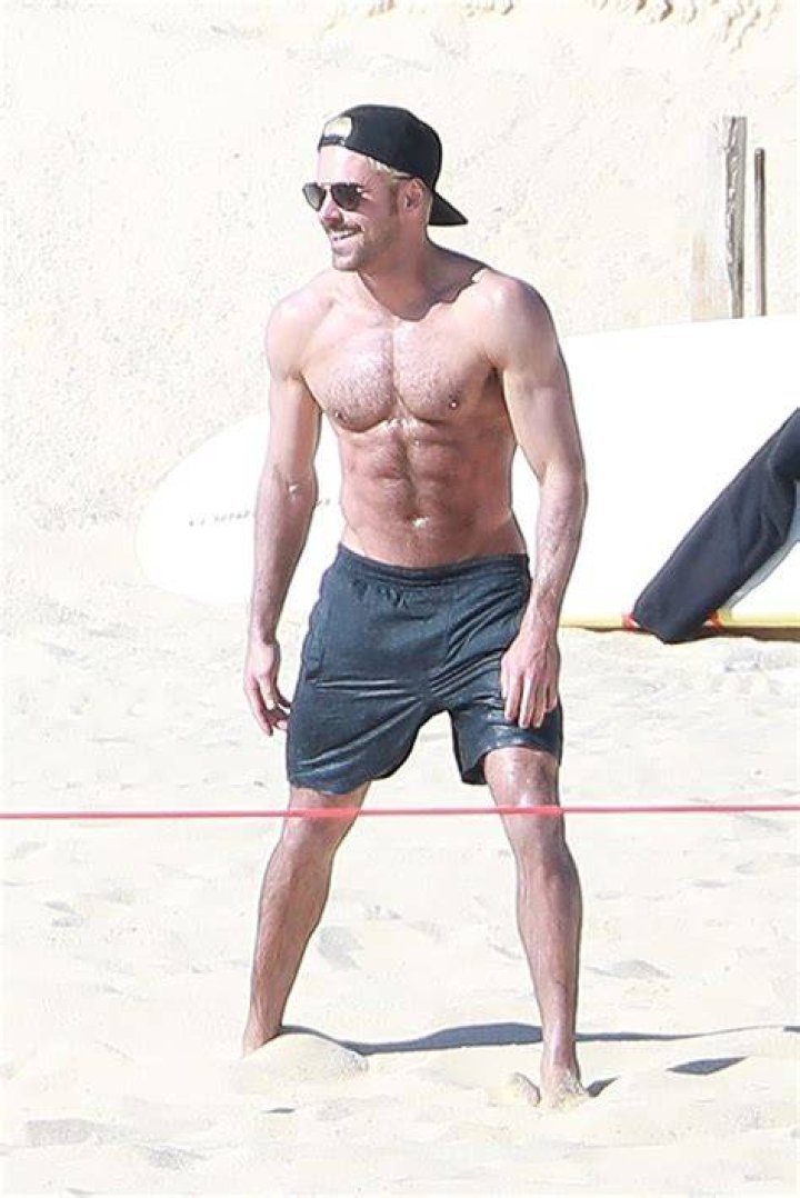 Zac Efron shirtless while vacationing in Mexico